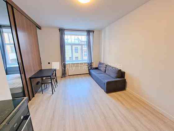 Фасадный дом, реновированный дом, закрытый двор, вход с улицы, лифт, лестничная Rīga