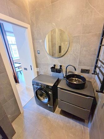 Фасадный дом, реновированный дом, закрытый двор, вход с улицы, лифт, лестничная Рига - изображение 14