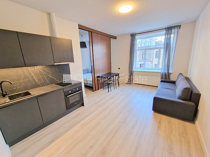 Фасадный дом, реновированный дом, закрытый двор, вход с улицы, лифт, лестничная Рига - изображение 1