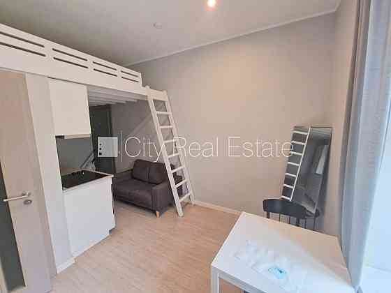 Фасадный дом, реновированный дом, закрытый двор, вход с улицы, лестничная клетка Rīga