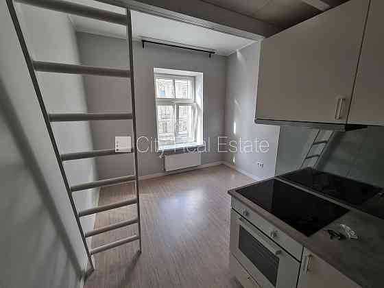 Фасадный дом, реновированный дом, закрытый двор, вход с улицы, лестничная клетка Rīga