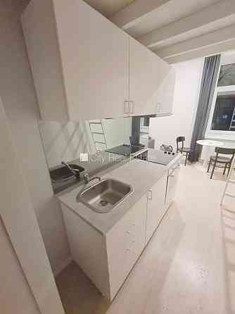 Здание во дворе, реновированный дом, закрытый двор, вход с улицы и со двора, Rīga