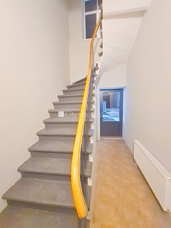 Pagalma ēka, renovēta māja, slēgts pagalms, ieeja no ielas un pagalma, kāpņu telpa pēc Rīga - foto 14