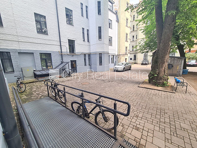 Pagalma ēka, renovēta māja, labiekārtots apzaļumots pagalms, slēgts pagalms, ieeja no ielas Rīga - foto 14