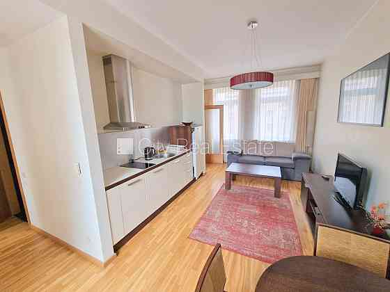 Фасадный дом, вход с улицы, лифт, количество спален 1 шт., высокие потолки, газовое Rīga