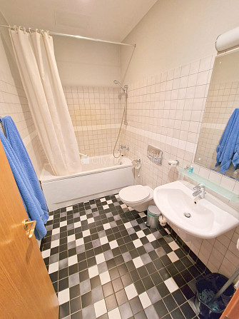 Fasādes māja, ieeja no ielas, ir lifts, kāpņu telpa pēc kapitālā remonta, balkons, logi Rīga - foto 18