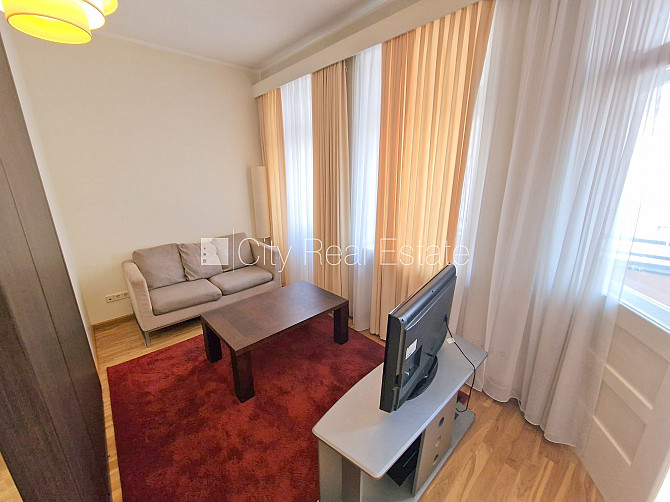 Fasādes māja, ieeja no ielas, ir lifts, kāpņu telpa pēc kapitālā remonta, balkons, logi Rīga - foto 4