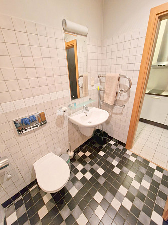 Fasādes māja, ieeja no ielas, ir lifts, kāpņu telpa pēc kapitālā remonta, balkons, logi Rīga - foto 20