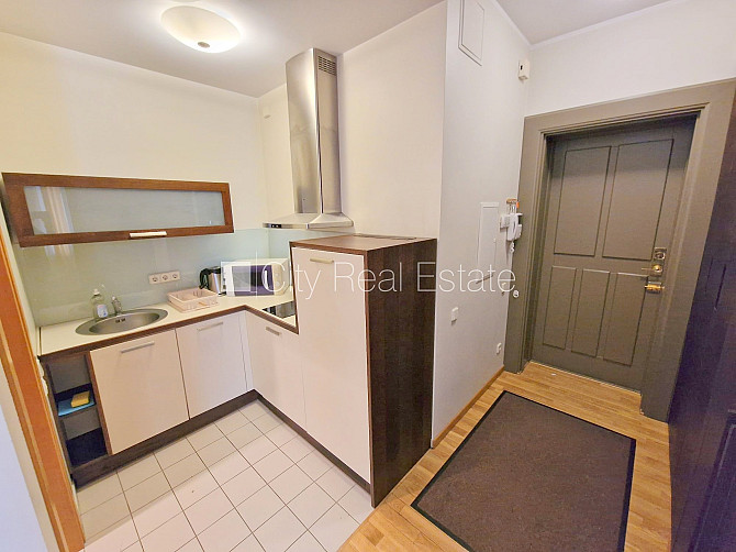 Fasādes māja, ieeja no ielas, ir lifts, kāpņu telpa pēc kapitālā remonta, balkons, logi Rīga - foto 14