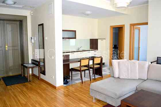 Фасадный дом, реновированный дом, вход с улицы, лифт, лестничная клетка после Rīga