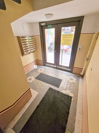 Fasādes māja, renovēta māja, ieeja no ielas, ir lifts, kāpņu telpa pēc kapitālā remonta, Rīga - foto 19