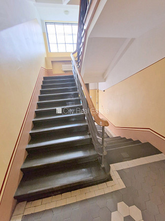 Fasādes māja, renovēta māja, ieeja no ielas, ir lifts, kāpņu telpa pēc kapitālā remonta, Rīga - foto 18