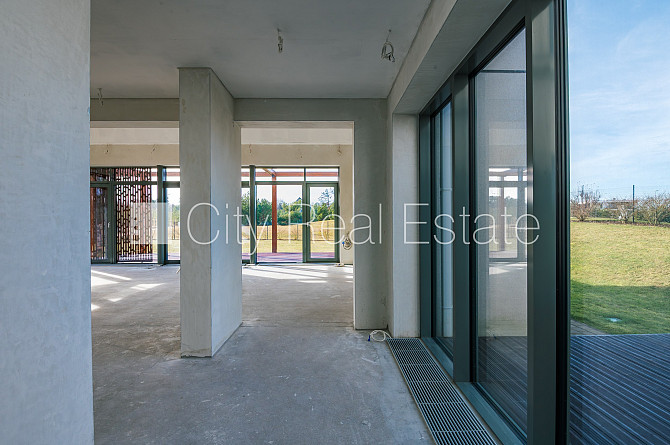 Privātmāja, labiekārtota apzaļumota teritorija, bruģēts piebraucamais ceļš, slēgta Rīga - foto 11