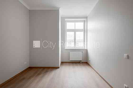 Земля в собственности, фасадный дом, реновированный дом, закрытый двор, Рига