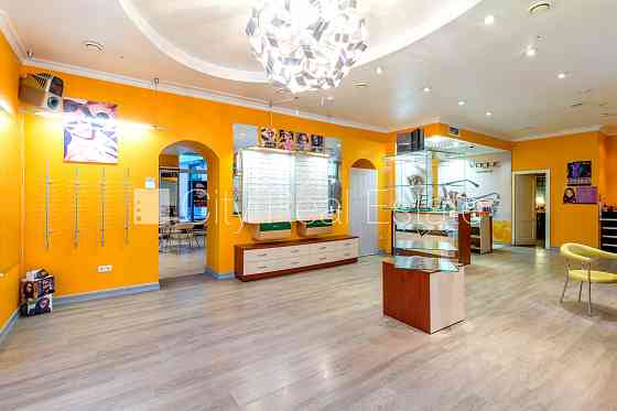 Дом во дворе, реновированный дом, кирпичные стены, фасад с декоративной Рига