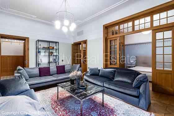 Фасадный дом, реновированный дом, закрытый двор, место для машины, вход с улицы и Рига