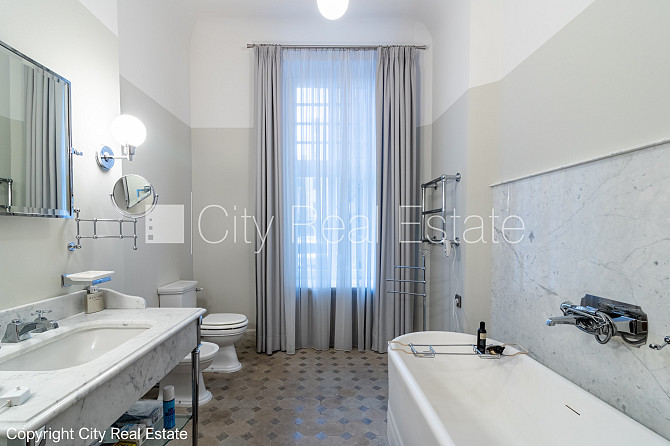 Фасадный дом, реновированный дом, закрытый двор, место для машины, вход с улицы и Рига - изображение 10