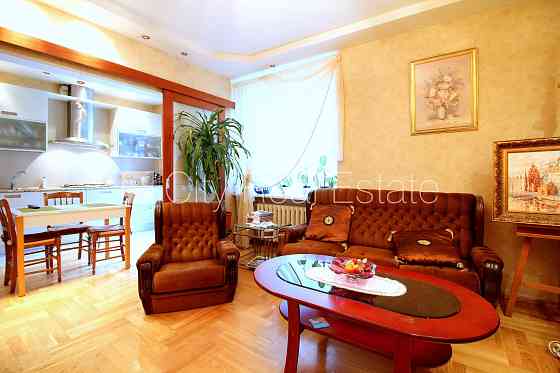 Земля в собственности, фасадный дом, кирпичные стены, закрытый двор, въездные Рига