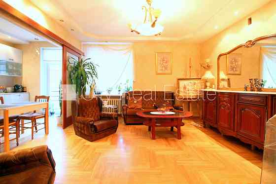 Земля в собственности, фасадный дом, кирпичные стены, закрытый двор, въездные Рига