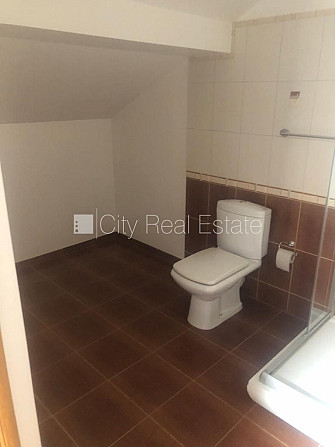 Rindu māja, labiekārtots apzaļumots pagalms, slēgta teritorija, teritorijas iebrauktuves vārti Jūrmala - foto 20