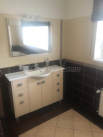 Rindu māja, labiekārtots apzaļumots pagalms, slēgta teritorija, teritorijas iebrauktuves vārti Jūrmala - foto 12