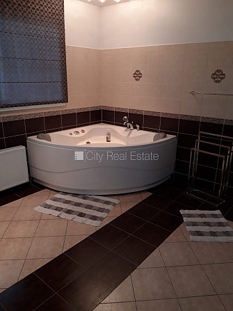 Rindu māja, labiekārtots apzaļumots pagalms, slēgta teritorija, teritorijas iebrauktuves vārti Jūrmala - foto 13