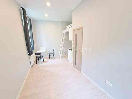 Здание во дворе, реновированный дом, закрытый двор, вход со двора, лестничная Рига