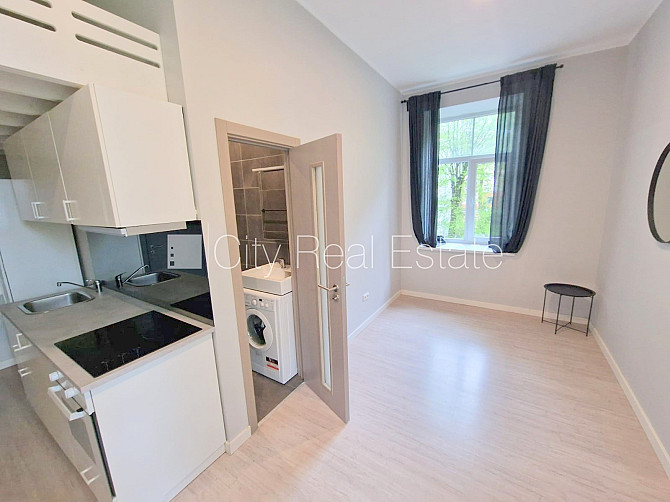 Здание во дворе, реновированный дом, закрытый двор, вход со двора, лестничная Рига - изображение 15