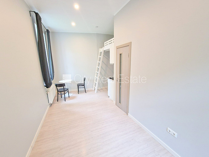 Здание во дворе, реновированный дом, закрытый двор, вход со двора, лестничная Рига - изображение 4