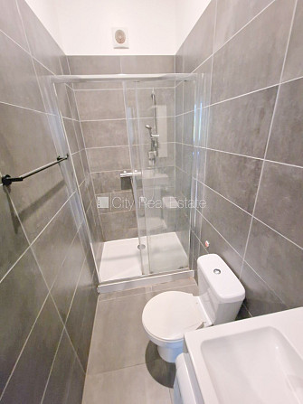 Здание во дворе, реновированный дом, закрытый двор, вход со двора, лестничная Рига - изображение 16