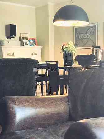 Фасадный дом, закрытый двор, место для машины, вход с улицы, лестничная клетка Рига