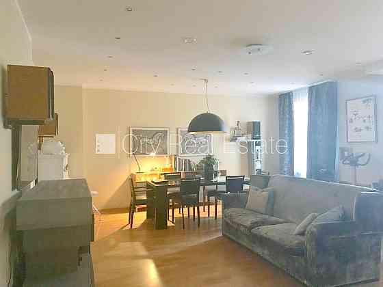 Фасадный дом, закрытый двор, место для машины, вход с улицы, лестничная клетка Рига