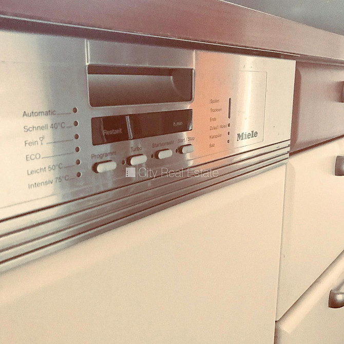 Фасадный дом, закрытый двор, место для машины, вход с улицы, лестничная клетка Рига - изображение 10