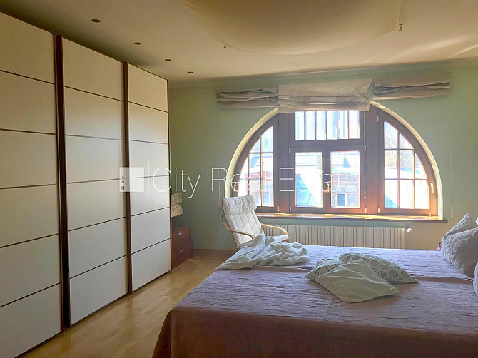 Фасадный дом, закрытый двор, место для машины, вход с улицы, лестничная клетка Рига - изображение 12