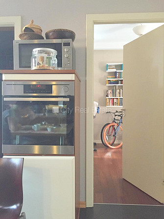 Фасадный дом, закрытый двор, место для машины, вход с улицы, лестничная клетка Рига - изображение 11