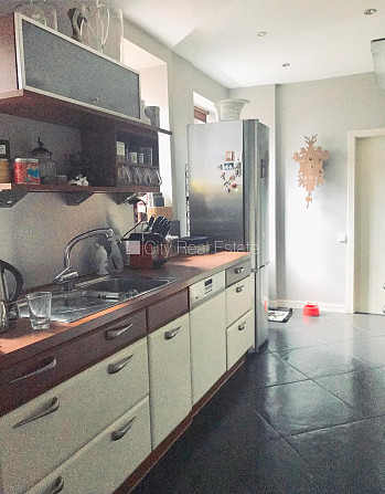 Фасадный дом, закрытый двор, место для машины, вход с улицы, лестничная клетка Рига - изображение 6