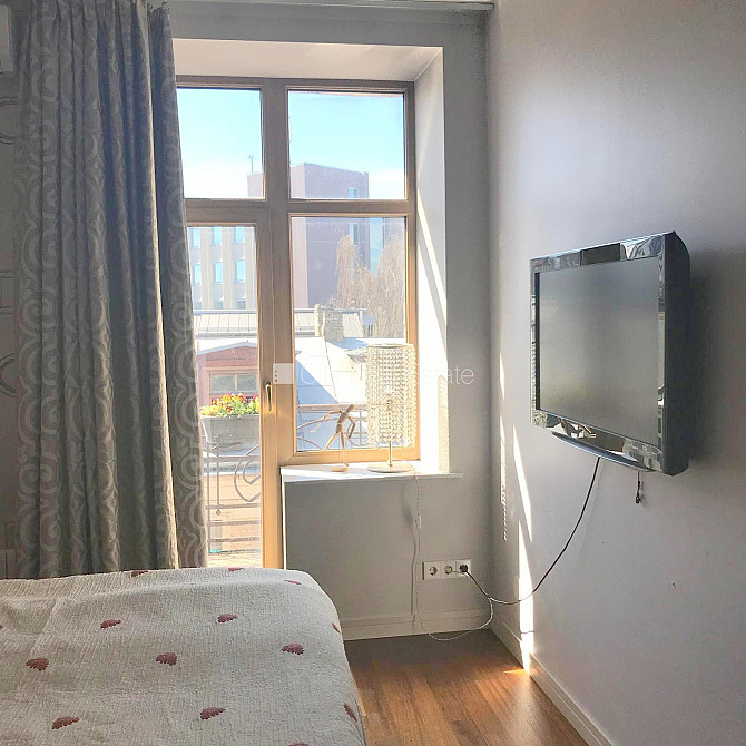 Фасадный дом, закрытый двор, место для машины, вход с улицы, лестничная клетка Рига - изображение 17