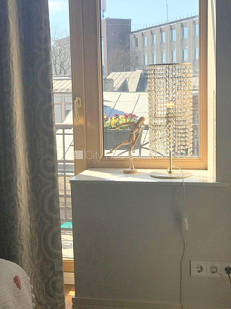 Фасадный дом, закрытый двор, место для машины, вход с улицы, лестничная клетка Рига - изображение 18