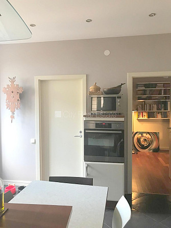 Фасадный дом, закрытый двор, место для машины, вход с улицы, лестничная клетка Рига - изображение 8