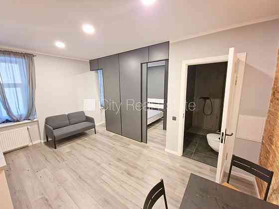 Здание во дворе, реновированный дом, благоустроенный озеленённый двор, вход с Rīga