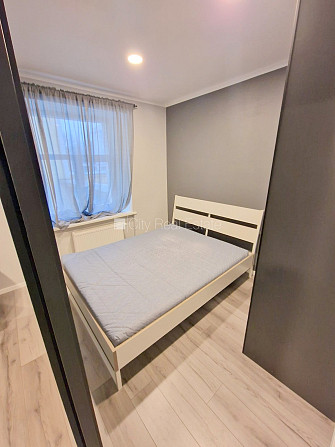 Pagalma ēka, renovēta māja, labiekārtots apzaļumots pagalms, ieeja no ielas, kāpņu telpa Rīga - foto 9