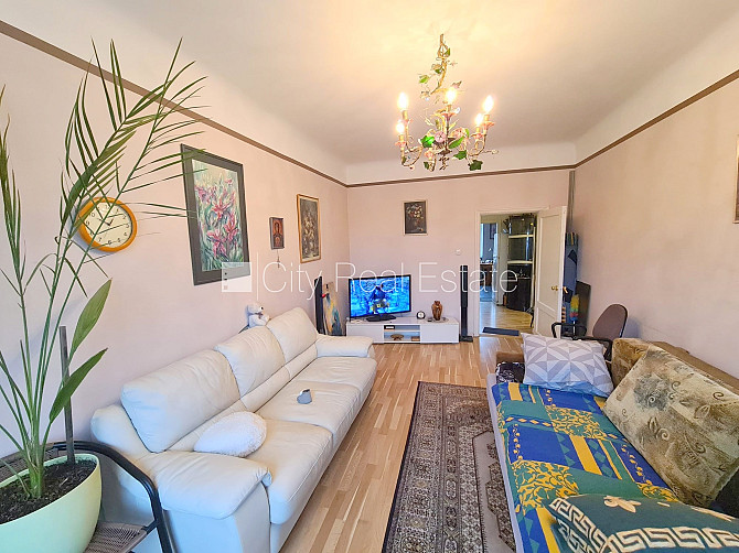 Zeme īpašumā, fasādes māja, slēgts pagalms, vieta automašīnai, ieeja no pagalma, kāpņu Rīga - foto 3