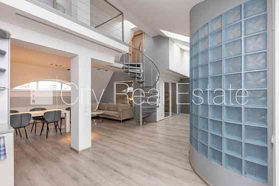 Фасадный дом, вход с улицы, лестничная клетка после капитального ремонта, Rīga