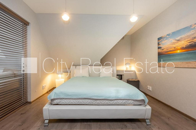 Fasādes māja, ieeja no ielas, kāpņu telpa pēc kapitālā remonta, terase, logi vērsti mājas Rīga - foto 15