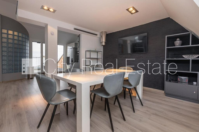 Fasādes māja, ieeja no ielas, kāpņu telpa pēc kapitālā remonta, terase, logi vērsti mājas Rīga - foto 5