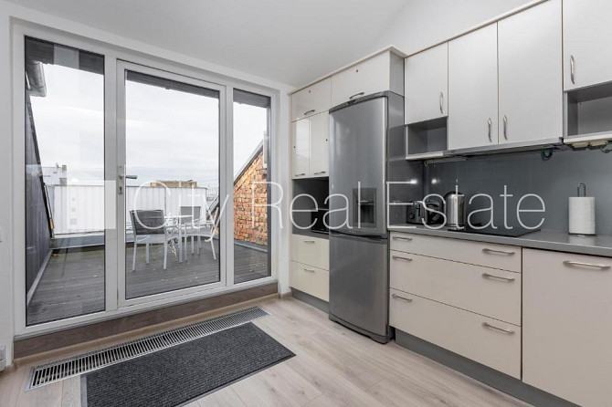 Fasādes māja, ieeja no ielas, kāpņu telpa pēc kapitālā remonta, terase, logi vērsti mājas Rīga - foto 10