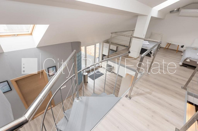 Fasādes māja, ieeja no ielas, kāpņu telpa pēc kapitālā remonta, terase, logi vērsti mājas Rīga - foto 17