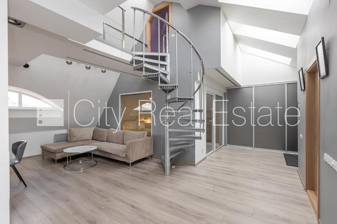 Fasādes māja, ieeja no ielas, kāpņu telpa pēc kapitālā remonta, terase, logi vērsti mājas Rīga - foto 1