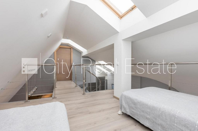 Fasādes māja, ieeja no ielas, kāpņu telpa pēc kapitālā remonta, terase, logi vērsti mājas Rīga - foto 19