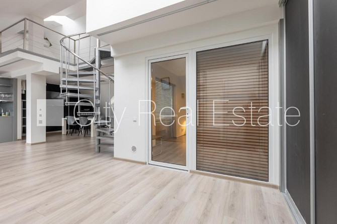 Fasādes māja, ieeja no ielas, kāpņu telpa pēc kapitālā remonta, terase, logi vērsti mājas Rīga - foto 13